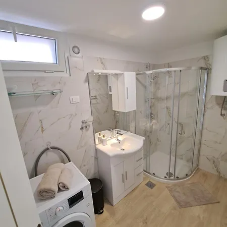 Lili - 2 Bedroom In Center Pazin