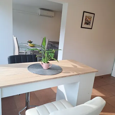 Lili - 2 Bedroom In Center *